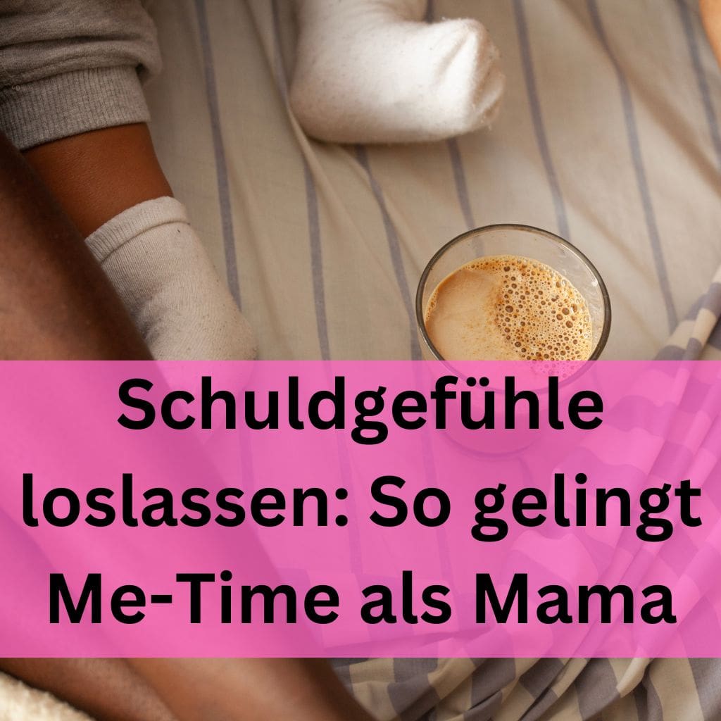 Nahaufnahme von einer Mutter und einem Kind im Bett. Die Mutter genießt eine Tasse Kaffee, während das Kind neben ihr liegt. Der Text auf dem Bild lautet: „Schuldgefühle loslassen: So gelingt Me-Time als Mama“.